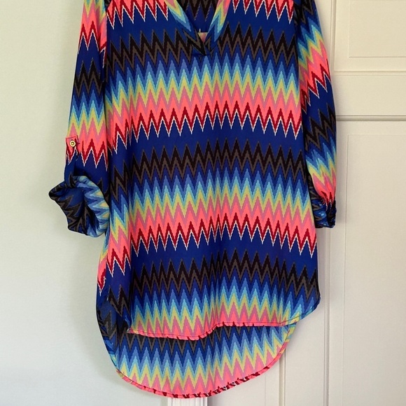 Vibrant Zigzag Patterned Women's Top Roll Tab Sleeve Size Small High Low Coverup - Picture 3 of 16
